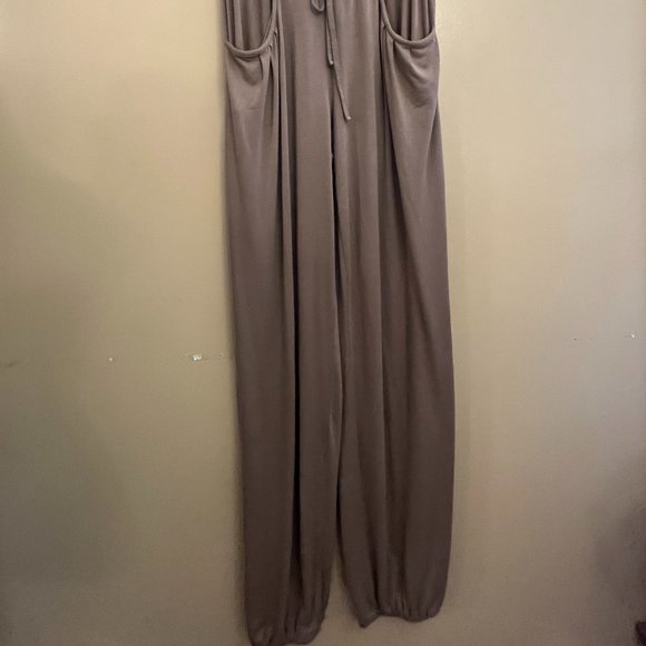 Venus Short sleeve tan jumpsuit, V neckline, two pockets, elastic hem on pant - Picture 3 of 7